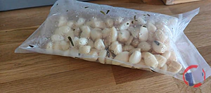 Rappel produit Ail confit conditionné sous vide au moment de la vente sur le stand du marché Letapenadier