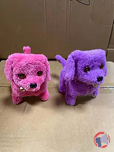 Rappel produit PELUCHES CHIEN A PILE ET A GRELOT COLORIS VIOLET ET ROSE